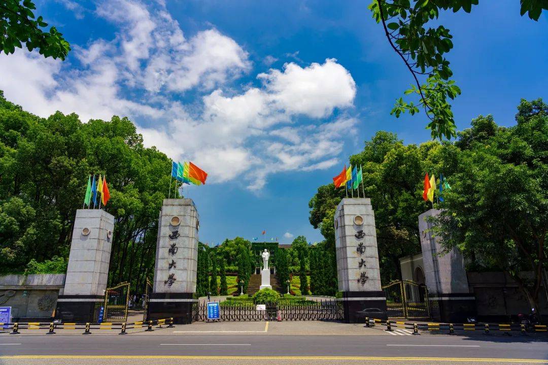 院建设工作,学校现已拥有附属肿瘤医院,附属三峡医院,附属涪陵医院