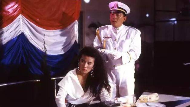 1990年,在钱月笙执导的的喜剧电影《捉鬼合家欢》中饰演天下第一茅.