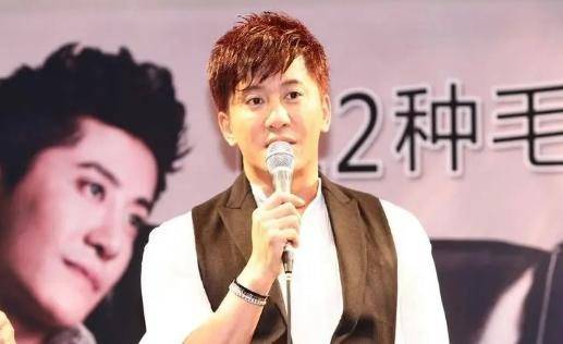 脸部僵硬身材壮硕,为捞金搂富婆卖唱,这还是情歌王子毛宁吗?