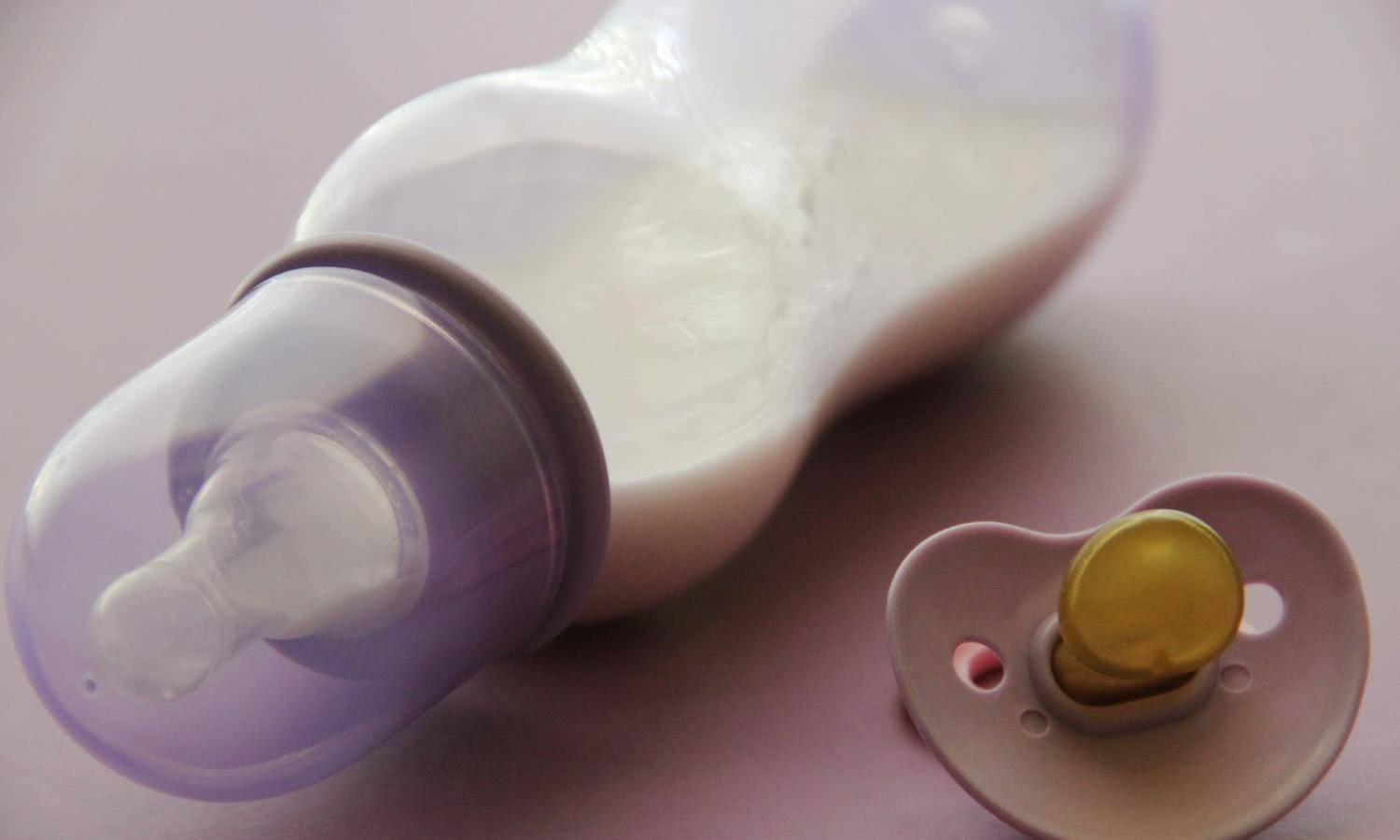 用牛奶冲泡奶粉,把孩子喝进医院,别轻信这些＂有毒＂的哺乳方式