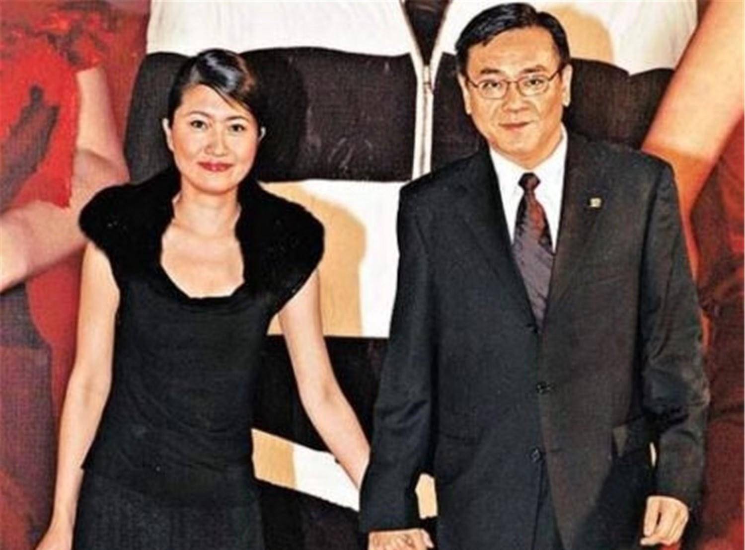 当时的他还没离婚,就被传出这样的绯闻,另一方面罗晓文却为尔冬升辩