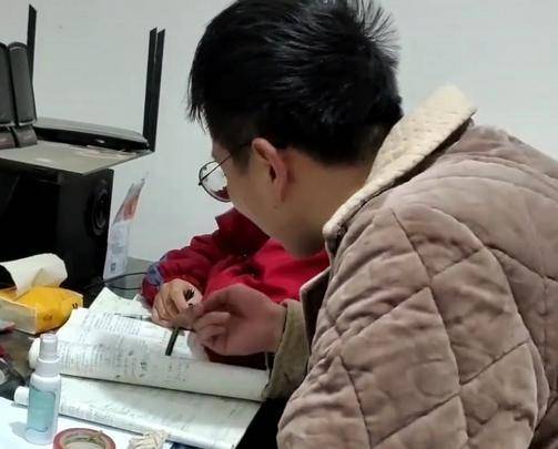 家长的态度决定孩子的成绩：试卷上这位＂家长的签字＂说明了一切