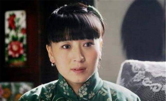 老戏骨闫学晶26岁儿子近照,高个身材成亮点,陪妈妈