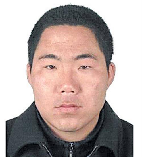 鞍山恶性杀人案:凶手持刀杀10人,包括自己妻儿,法庭上目露凶光_周宇新