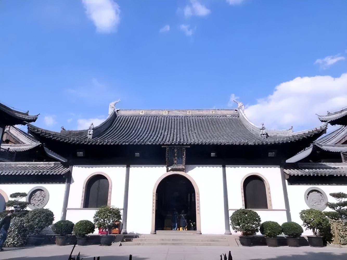 三,玉佛禅寺玉佛寺是因为寺内主要供奉玉佛而得名,因其属于禅宗临济