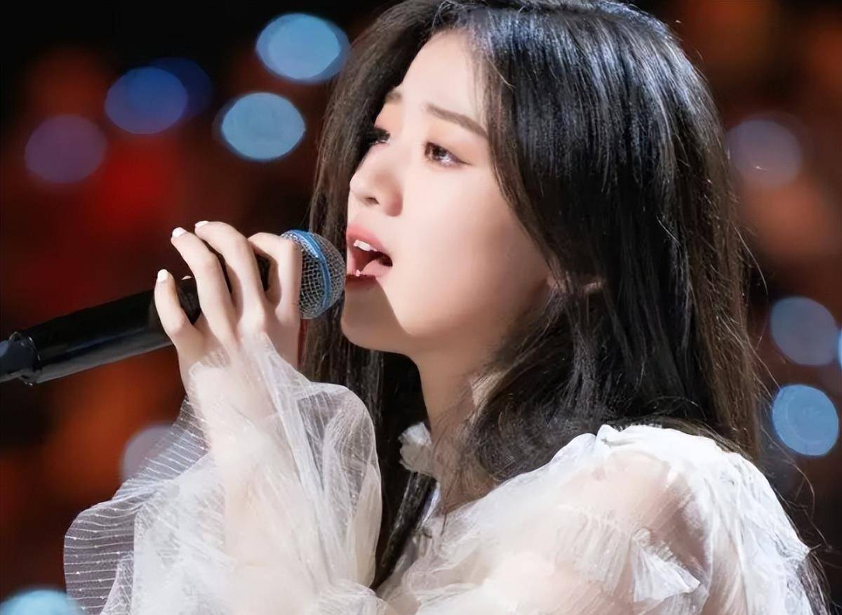 单依纯:凭借《永不失联的爱》成功出圈,歌声甜美动人_李健_人气_成为