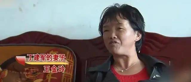 29岁姑娘抛夫弃子,执意嫁当姥爷的50岁大爷,男子:她能帮我赚钱_老丁