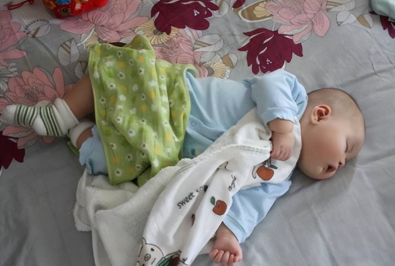 宝宝睡觉时总＂蹬被子＂,却不见他生病？知道原因后就不紧张了