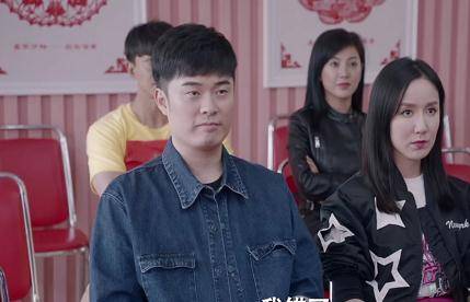 甚至还因为参加吕子乔的单身派对,从而错过了自己的婚礼,公寓中男女都