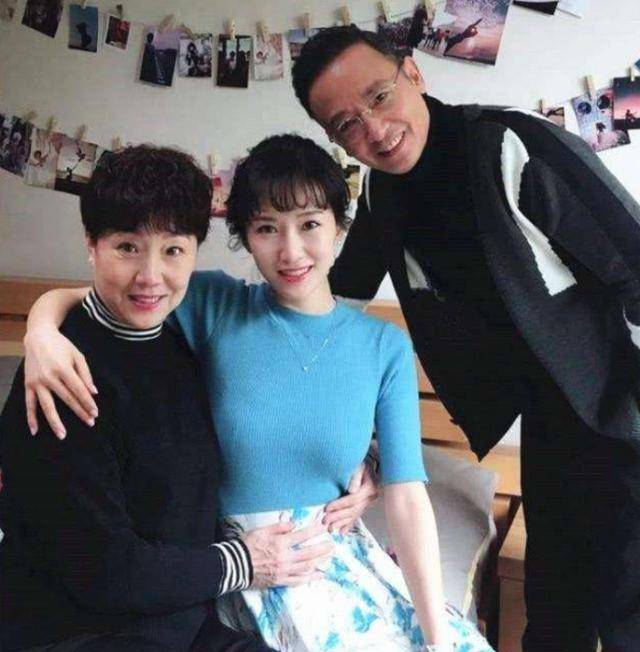 因长得帅被拉去演戏,出道22年没火,今59岁凭《都挺好》大红_侯长荣