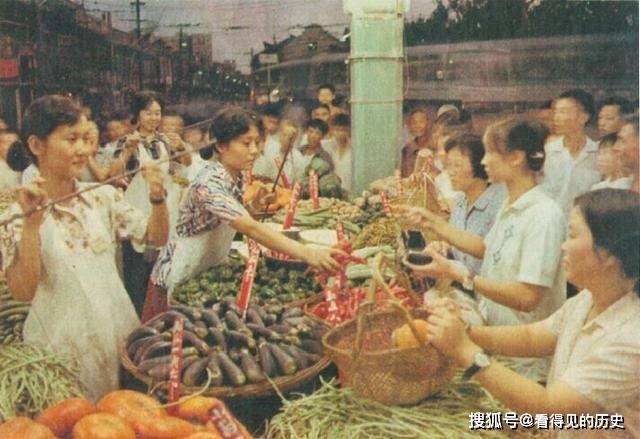 老照片70年代上海的菜市场