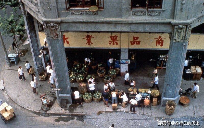 老照片70年代上海的菜市场