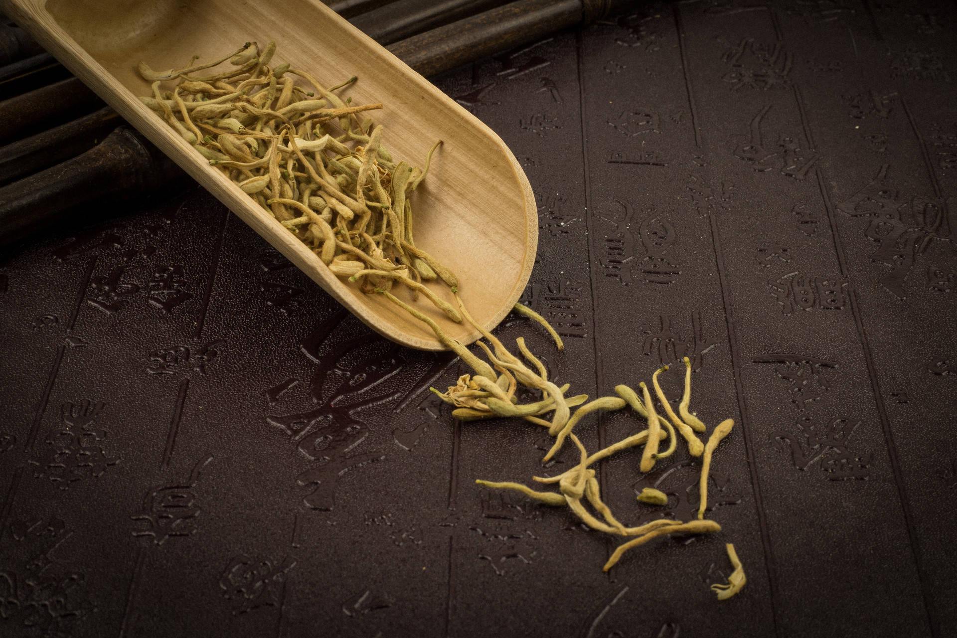 维生素,糖类,矿物质等营养元素,金银花自古就被人们泡茶饮用还可入药