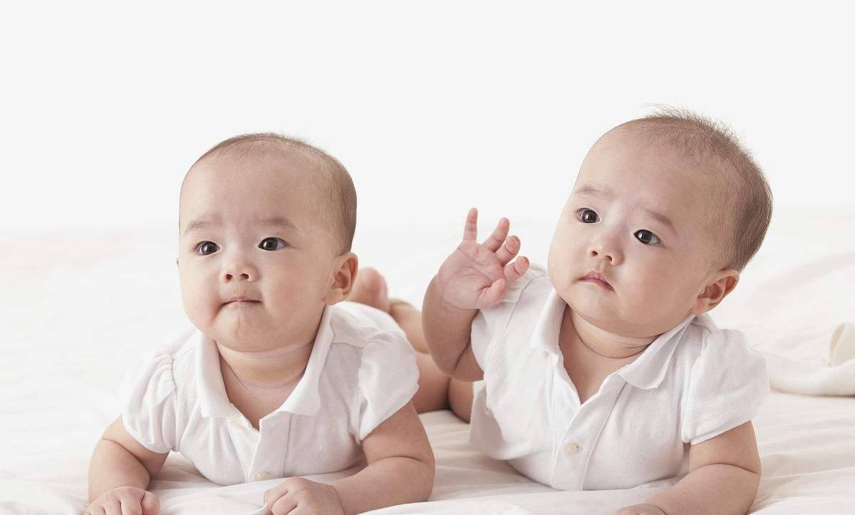 双胞胎宝宝出生后,一个很正常,一个黄疸却很高,为啥区别这么大