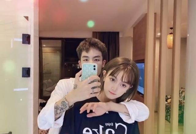 网红小鹿式女友男朋友到底长什么样?婚纱照已拍_贝贝_视频_网友