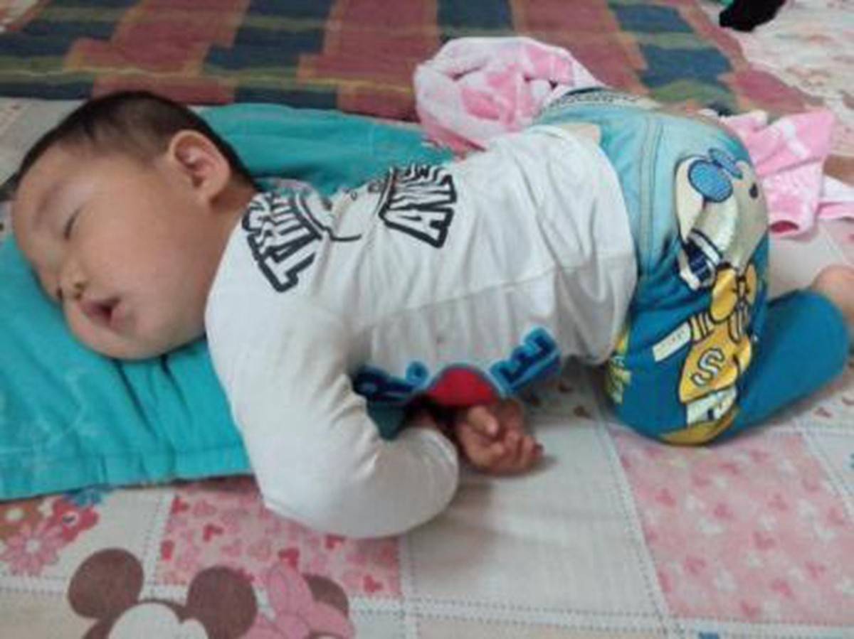寶寶睡覺有這些現象,說明可能是吃太飽惹的禍,不重視寶寶會遭罪