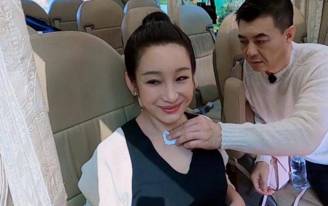 所以后来秦海璐经常照顾王新军,给他买水喝,给他炖