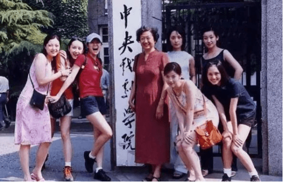 1996年,结束了7年戏校生活,袁泉顺利考入中央戏剧学院,与同班的章子怡