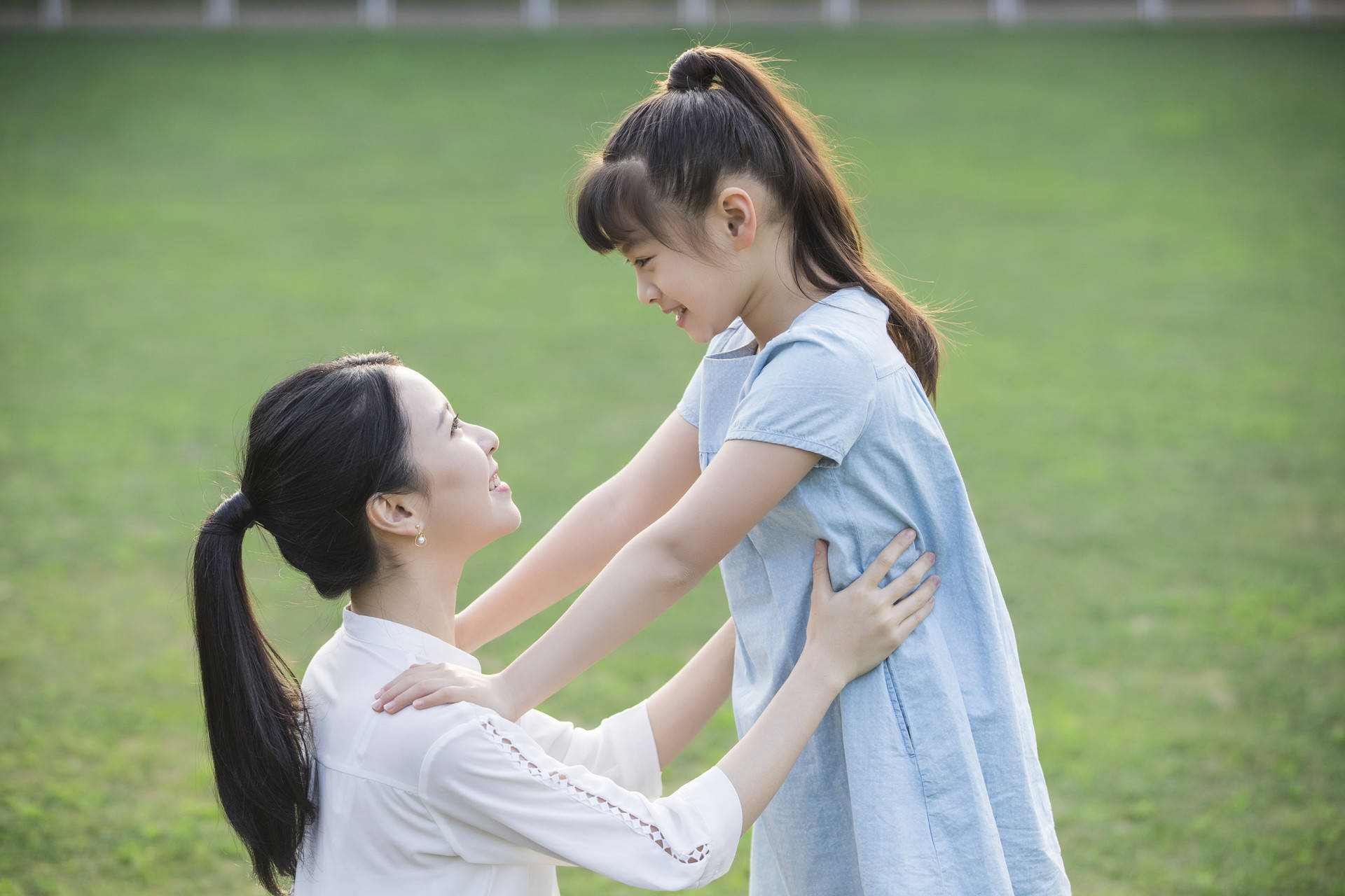 五年级女孩穿白裤子,在路上遭遇首次月经,路人的表现让人感动