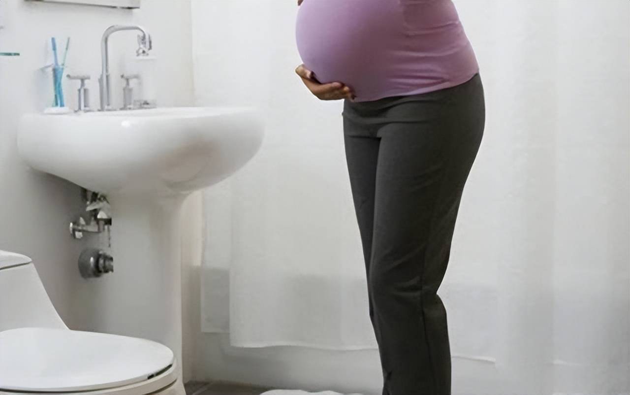 尿液不僅能驗孕,顏色還能反映身體狀況,孕媽如廁后不妨回頭看看