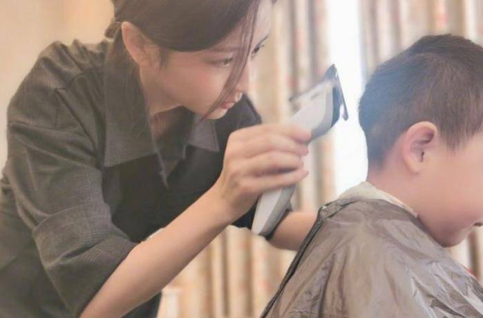 吴京佟丽娅给孩子"剪头发",一个专业一个坑娃,网友:道具亮了_父母