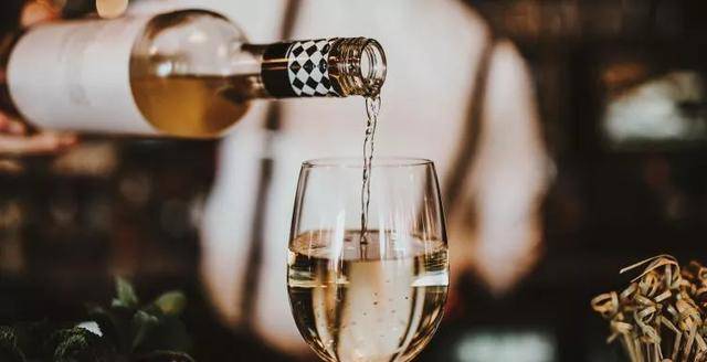 白葡萄酒起泡酒不同类型的葡萄酒开瓶后能放多久?