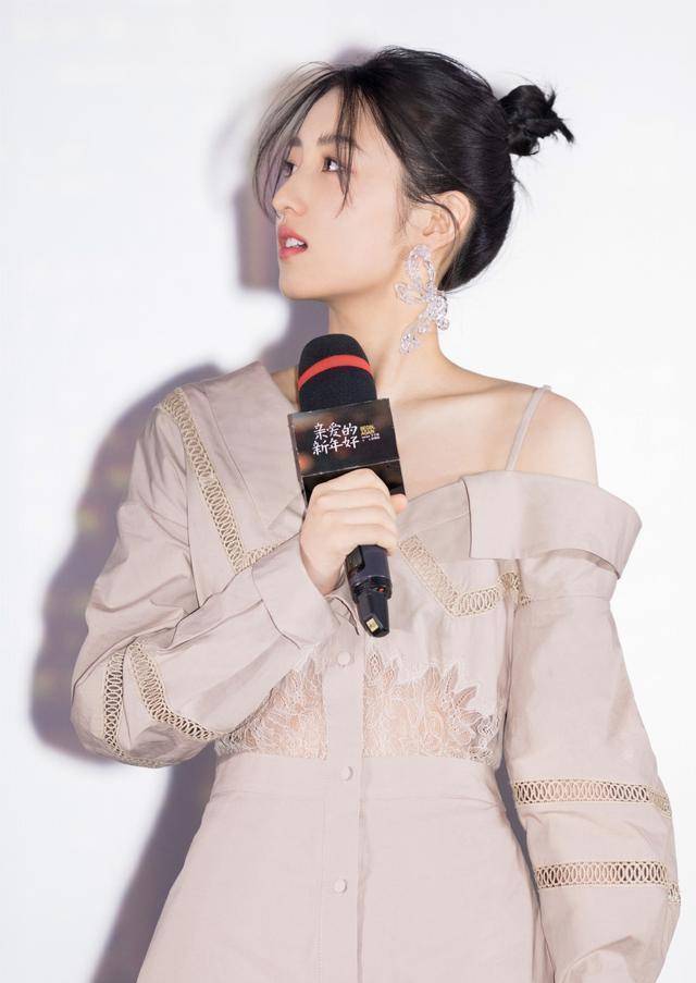 原创张子枫瘦了后简直美到开挂露肩裙秀完美锁骨香肩半露太撩人