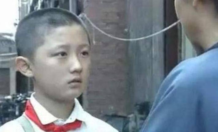 这位童星就是李传,这样的一个名字也许父母辈的人对他很熟悉,当年在9