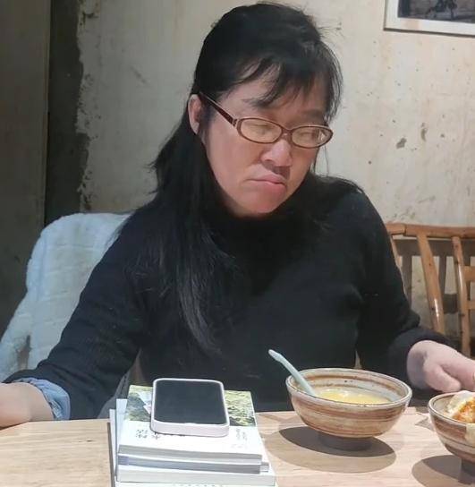 原创曝46岁余秀华怀孕同90后男友女儿吃饭全程黑脸给小孩下马威