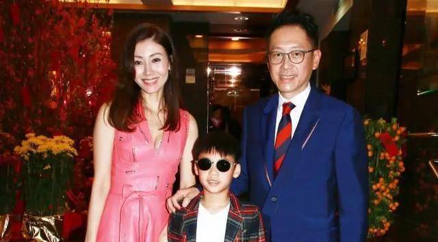 李嘉欣晒和儿子的"亲密照,11岁许建彤没能遗传妈妈的好基因_许晋亨