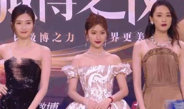 站在c位,不过三位姐姐都很美关系也很好,江疏影还帮毛晓彤整理裙摆