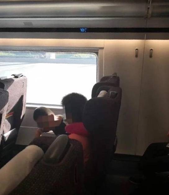 原创高铁再现霸座女子给小孩买二等座却霸占一等座质疑原主是假票