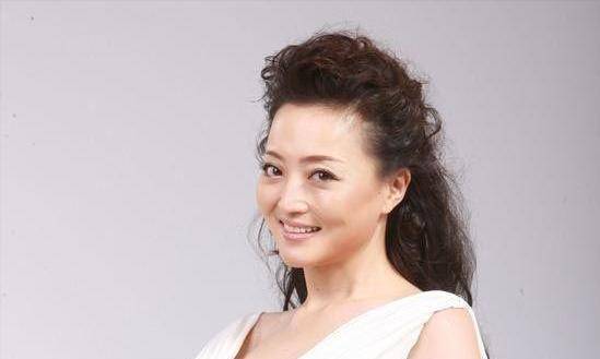 暗恋恩师4年无果后,开启闪婚闪离的原华,如今50岁了过得如何?