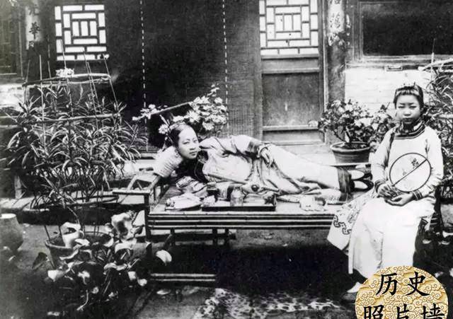 原创老照片再现吸鸦片的清朝人地上男子骨瘦如柴床上女子醉生梦死