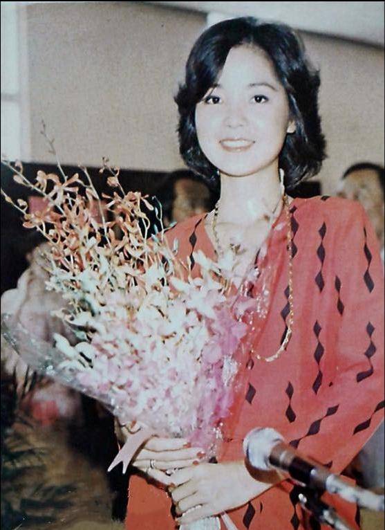 24,1982年11月底,邓丽君于台北茶艺馆接受崔苔菁的访问25,1983年5月