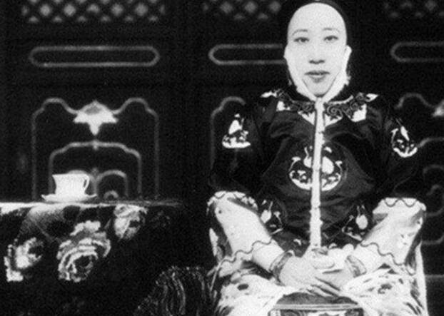 袁世凯共娶一妻九妾,与她们一共生了17个儿子,15个女儿.