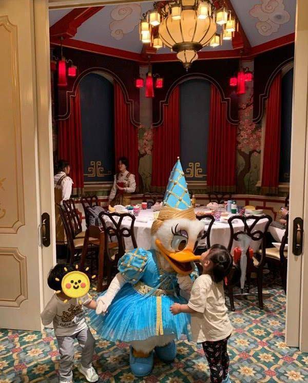 原创baby母子游迪士尼路透小海绵观察路人好奇心爆棚尽显萌态