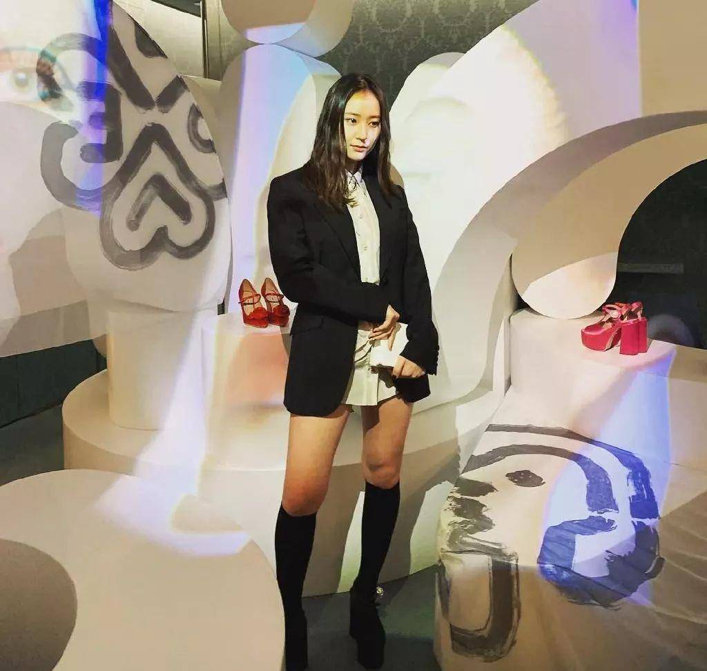 曾有"名品腹肌"的她,还能美回来吗?_krystal_衬衫_西装