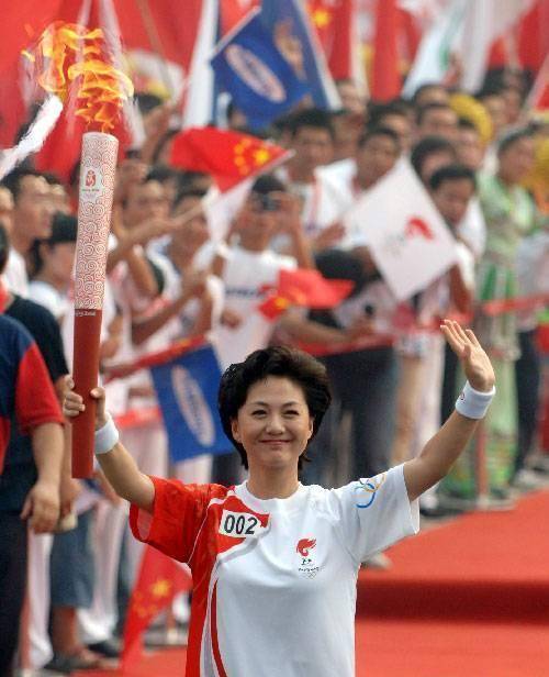 47岁电视"最国外脸"海霞,嫁清华教授为妻,结婚多年仍恩爱如初_时候