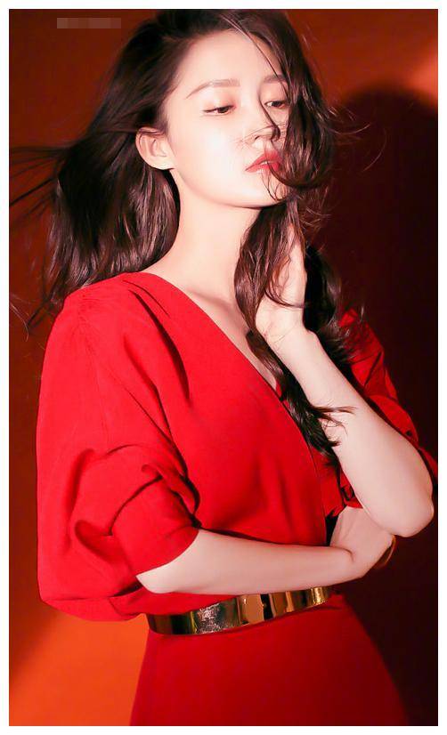 原创李沁一身红裙现身活动v领造型显高级身材更加美的吸引人
