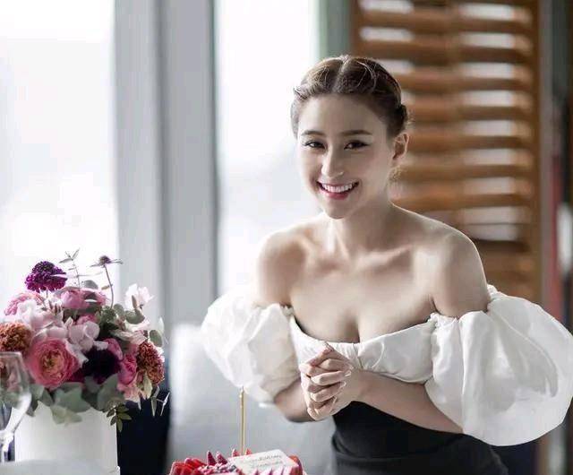 何鸿燊最美千金何超莲17岁开始恋爱,29岁与窦骁热恋,差点嫁吴克群