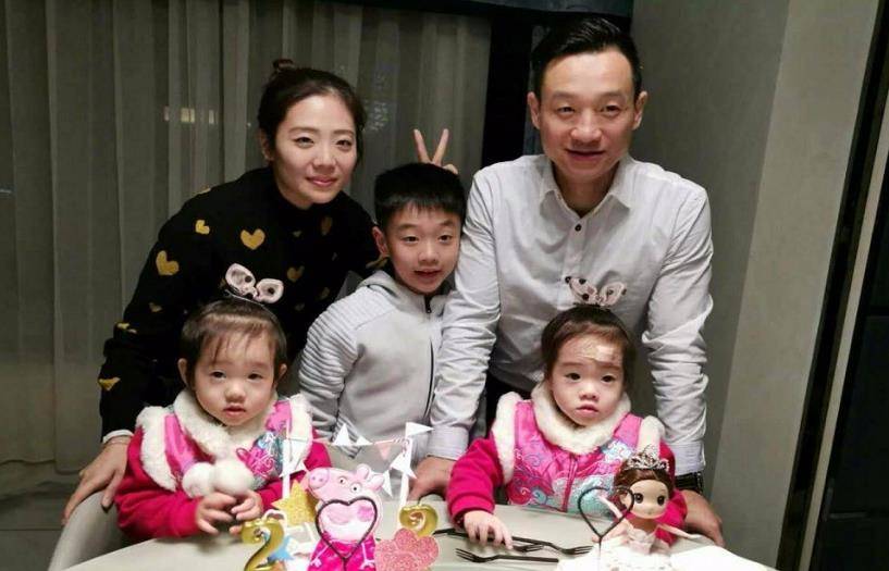 杨威带双胞胎女儿做手工,父女仨面对面像照镜子,豪宅奢华有品位_杨云