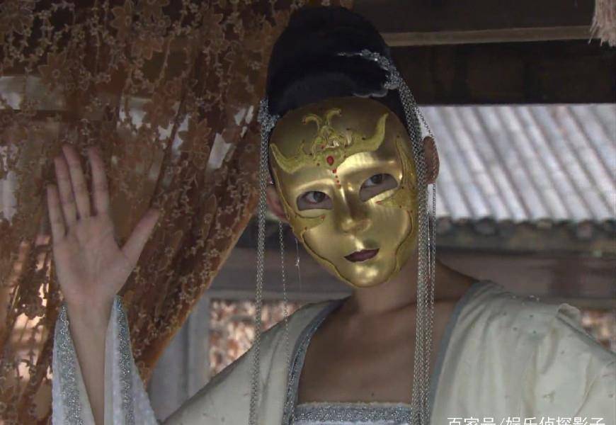 的面具所遮挡,更添一丝威武霸气,头发上点缀了流苏发饰很是灵动飘逸