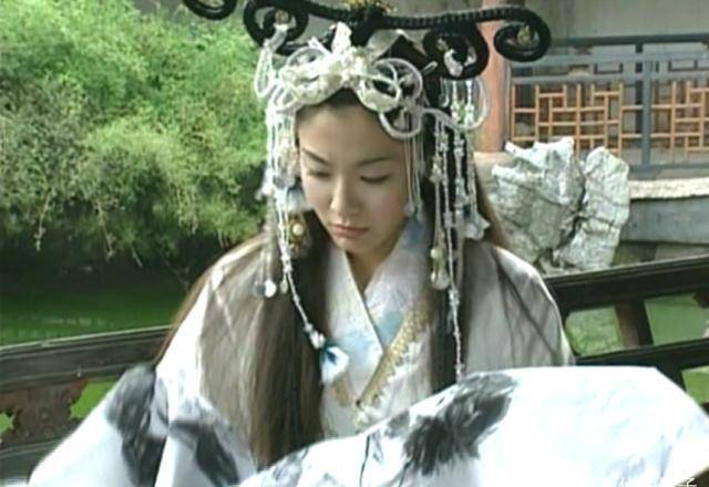 为心上人画像的古装女子幽若是头号迷妹粉赵灵儿的记忆力好
