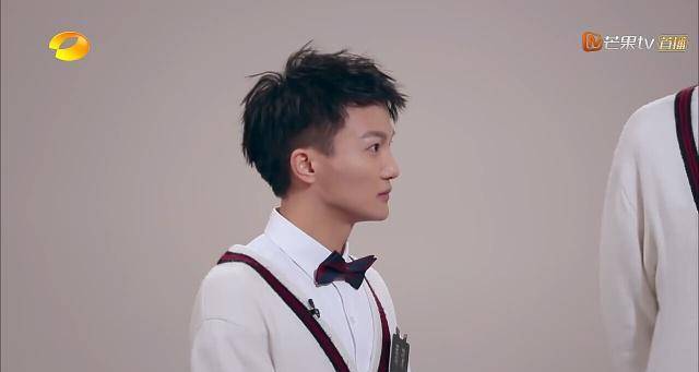 周深一家三口照片 来自搜狐网