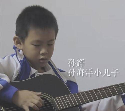 原创偶遇孙卓孙辉兄弟俩逛公园孙卓拿烤肠吃孙辉手持玩具斧劲霸气