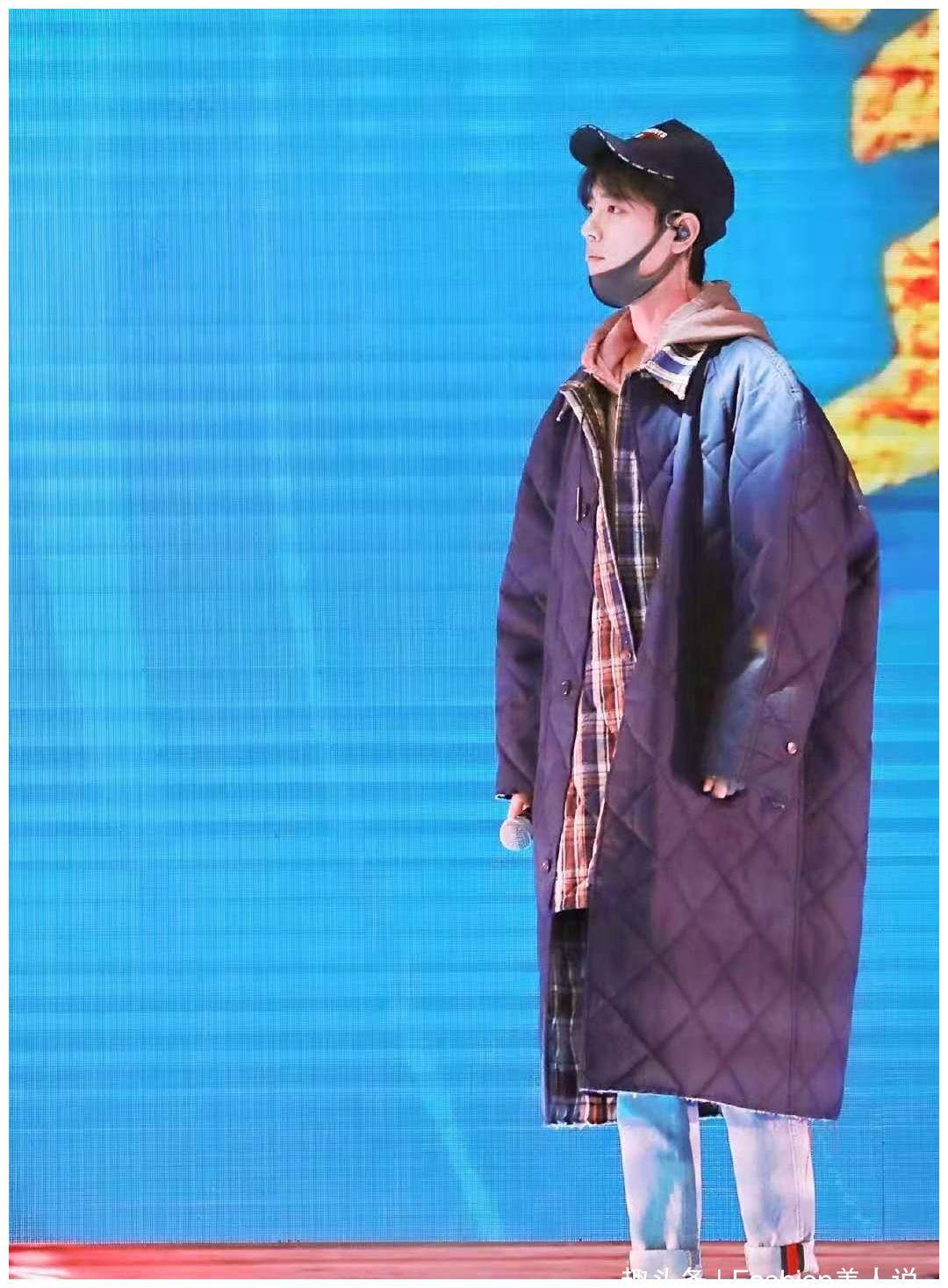 肖战的衣品太可了,穿厚棉服登台彩排,玩转三层叠穿保暖又时髦_穿着