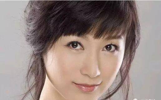 娱乐圈最不像演员的女演员24岁闪嫁穷编剧今一家三口幸福无比