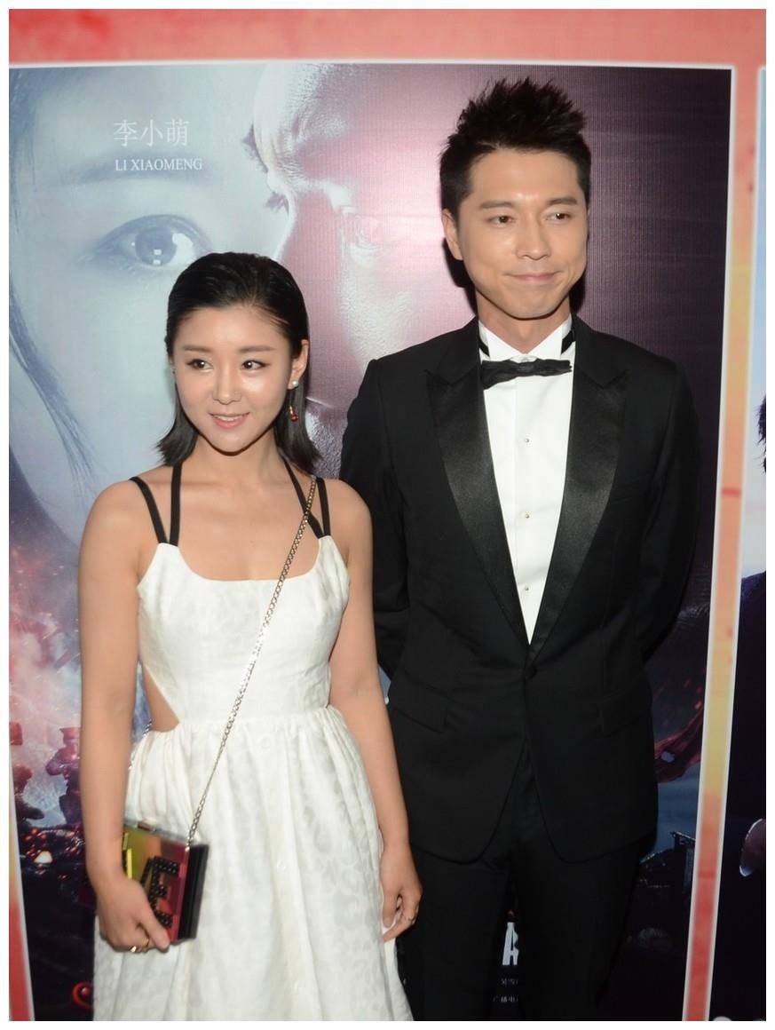 原创李小萌身材真丰满身穿白色吊带连衣裙性感高级美得太出众