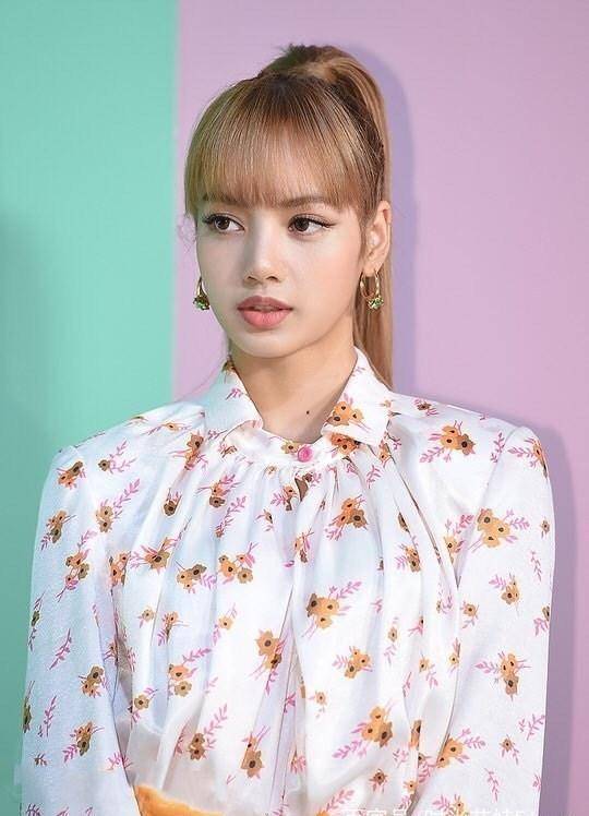 97年出生的lisa不仅长相精致,还有着一双高挑的大长腿,早先在马来西亚